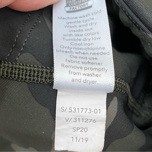 ATHLETA 531773-01 Ultimate Stash Pocket 7/8 Tight Camo Leggings Size XS - Picture 12 of 16